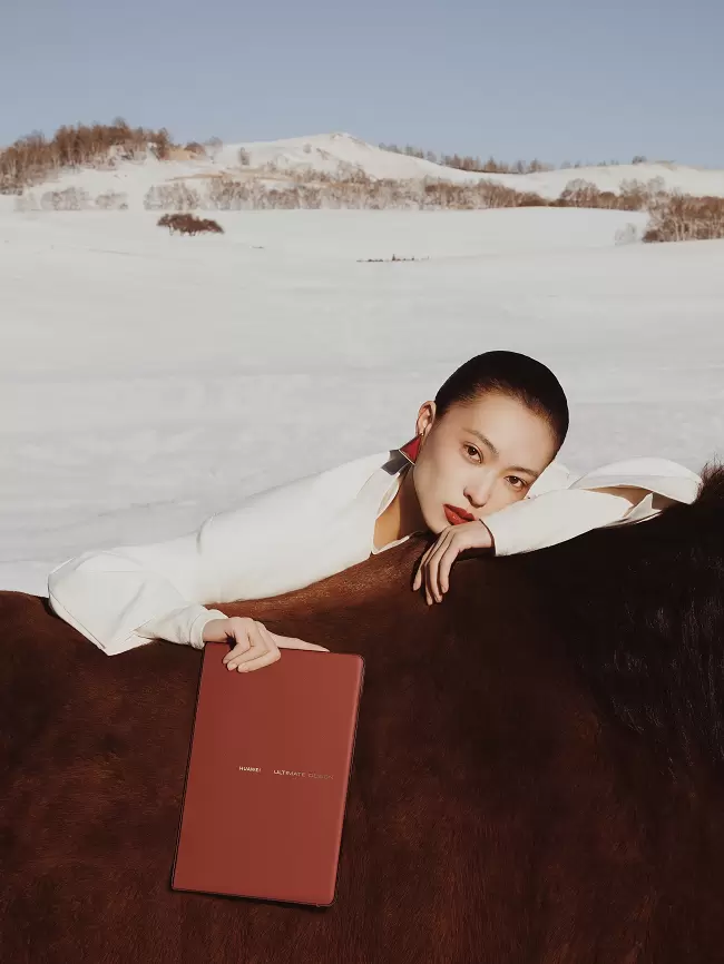 瑞红映雪,科技成诗:华为MateBook Fold非凡大师年末美学与实力双绝(图2) 瑞红映雪,科技成诗:华为MateBook Fold非凡大师年末美学与实力双绝(图2)