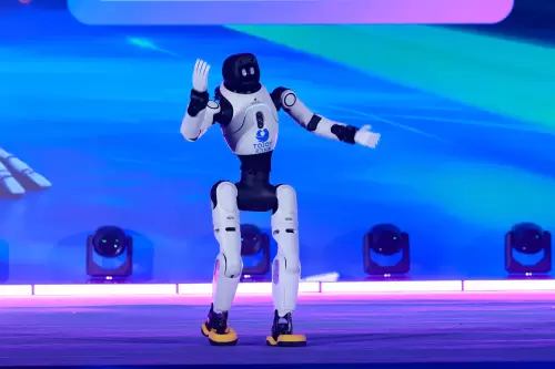 2025年南京，竟然上演了一场人机共舞的艺术盛宴！(图2)