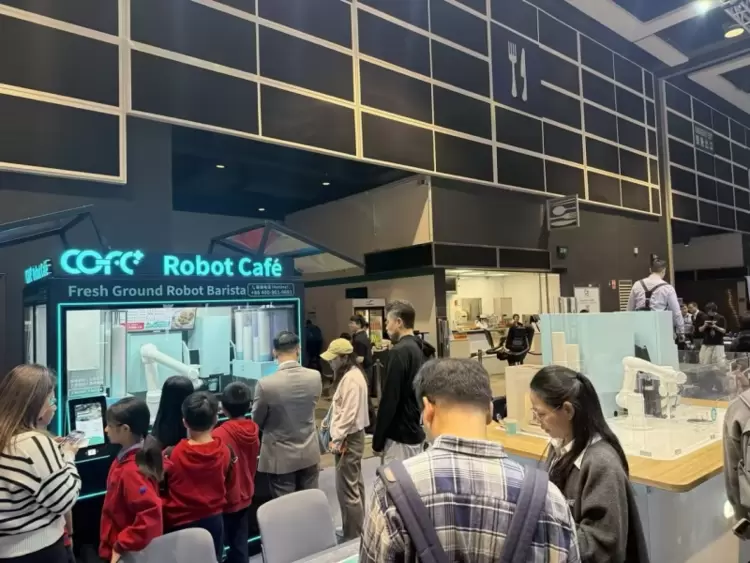 当咖啡机器人超越人类，竟然能做到99.99%复刻精品咖啡手艺！(图1)