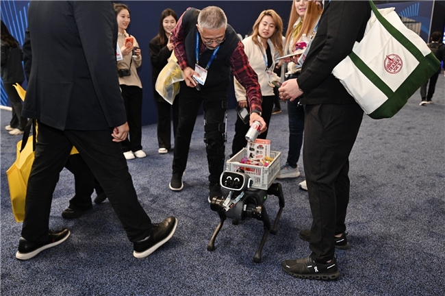 CES最火机器狗竟然能听懂人话,还能帮你拖车带路(图4) CES最火机器狗竟然能听懂人话,还能帮你拖车带路(图4)