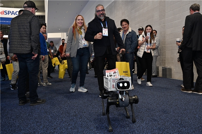 CES最火机器狗竟然能听懂人话,还能帮你拖车带路(图3) CES最火机器狗竟然能听懂人话,还能帮你拖车带路(图3)